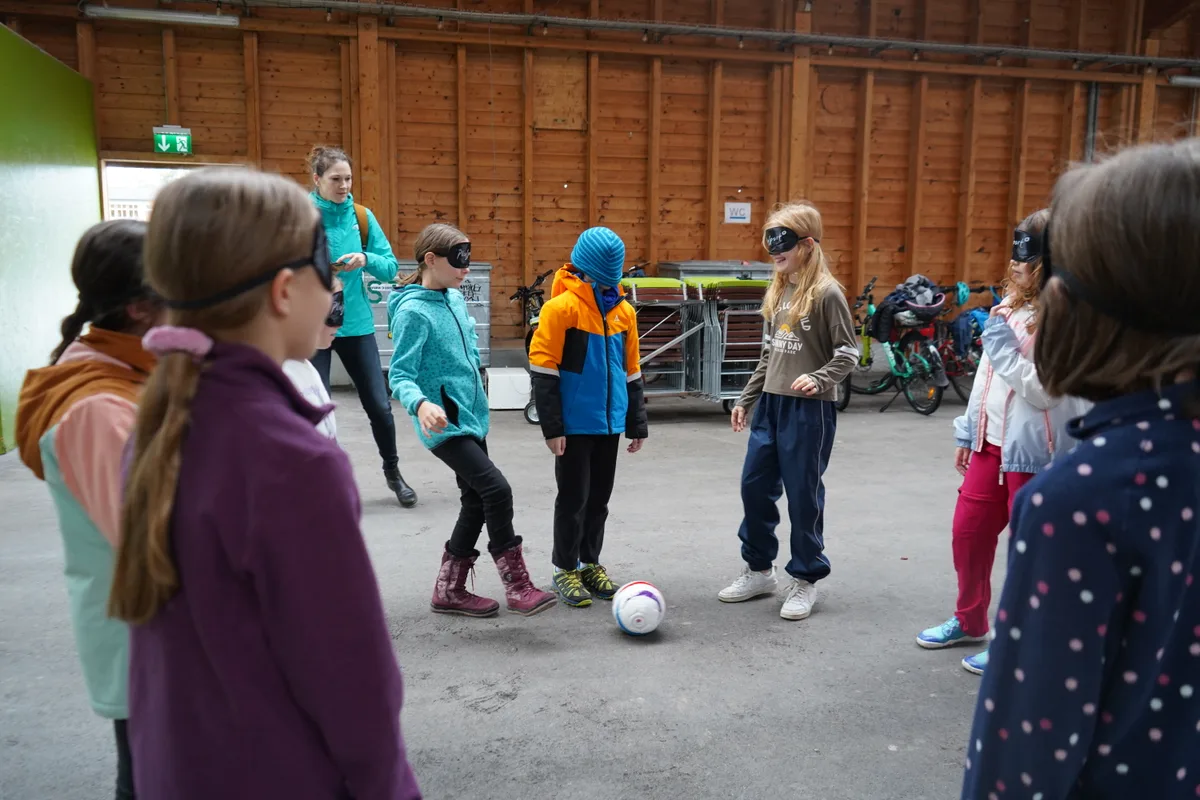 Paralympic-Stars Felix Frohofer und Chantal Cavin sind im Rahmen des Projekts «Stars in der Schule» in Uster, um Kindern Inklusion näherzubringen.